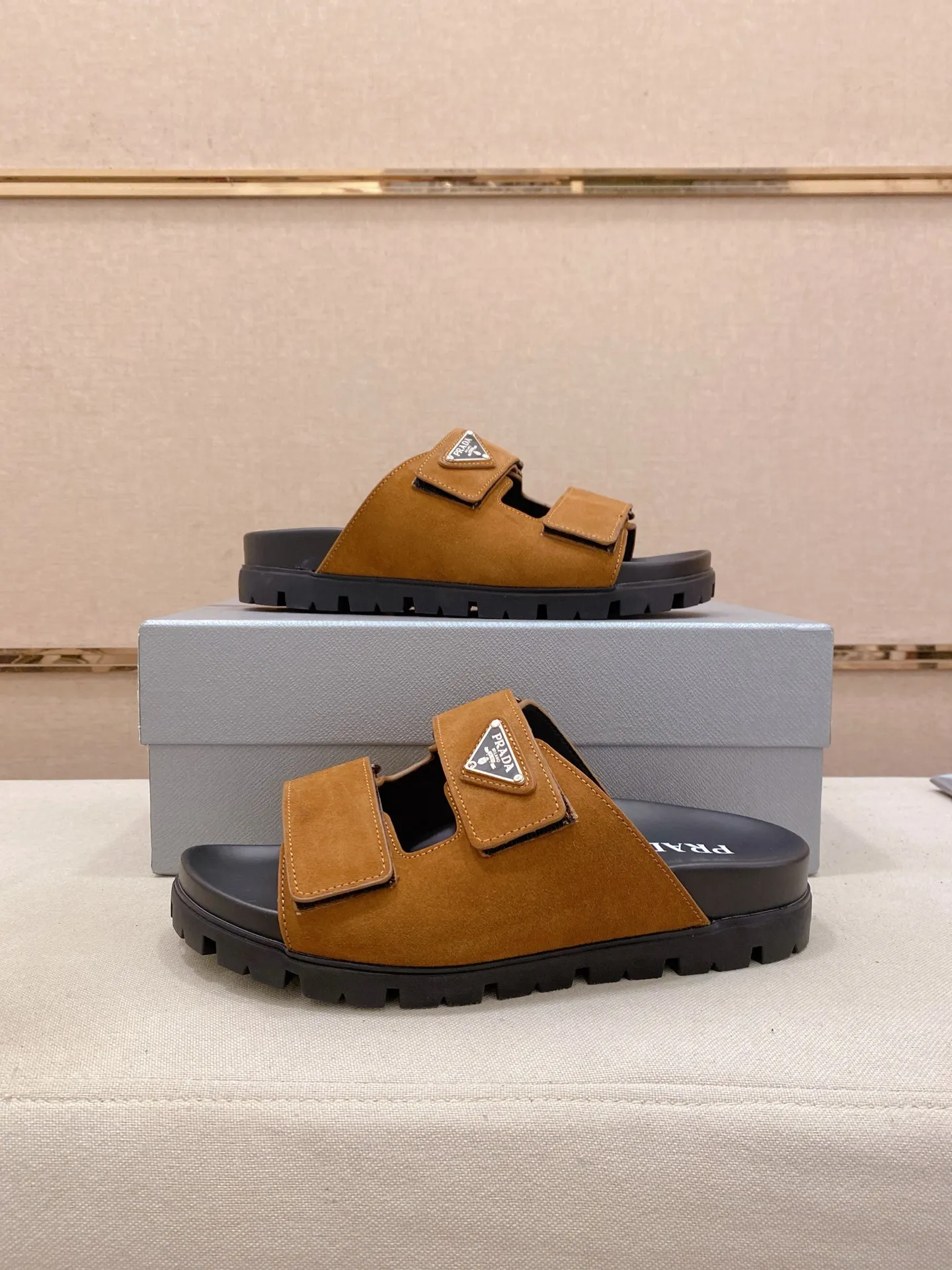 Men's shoes 💰: 440💰 [PRADA Slippers] High-end men's shoes brand official website 1:1 latest masterpiece: original mold opening and customization, the fabric is made of imported suede cowhide original material, upgraded outsole, lighter and non-slip. The market's top quality, simple yet tasteful, a must-have for fashionistas, fashionable at your feet, full of confidence, the same style at the counter 👍The season of summer slippers is here. Code: 38-45